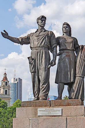socialism statue in vilnius 