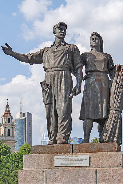 socialism statue in vilnius 