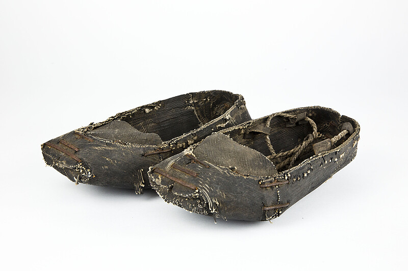 Pair of shoes made of car tires used at the end of the war in the Białystok region.