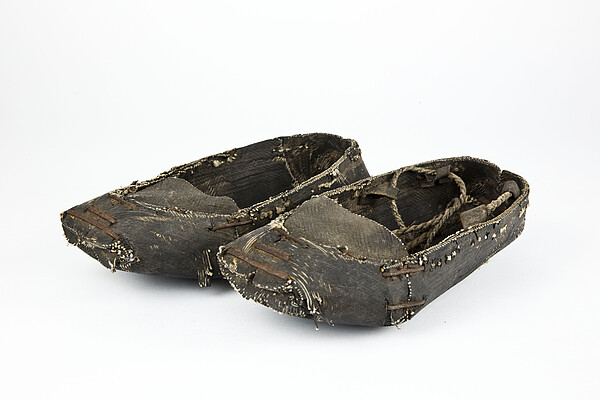 Pair of shoes made of car tires used at the end of the war in the Białystok region.