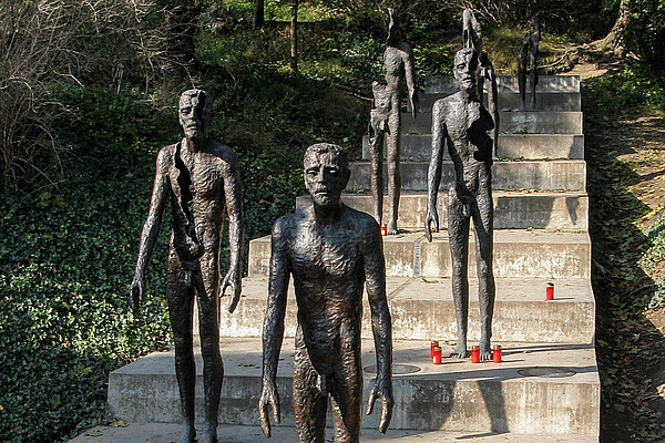 Author: Yair Haklai, source:wikimedia commons, URL: http://commons.wikimedia.org/wiki/File:Memorials_to_victims_of_communism_in_the_Czech_Republic-2.jpg?uselang=de